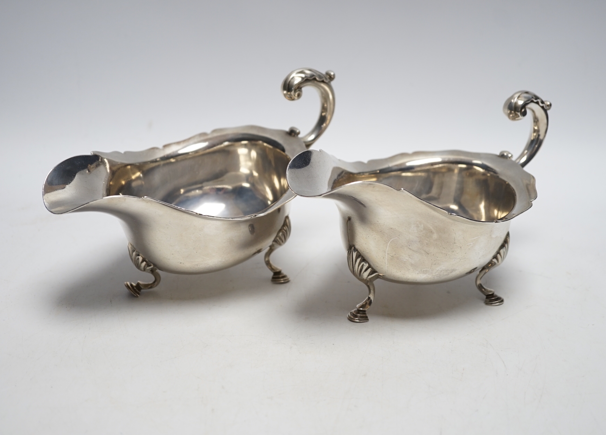 A pair of Edwardian silver sauceboats, Stewart Dawson & Co Ltd, London, 1909, length 18.1cm, 18.8oz.